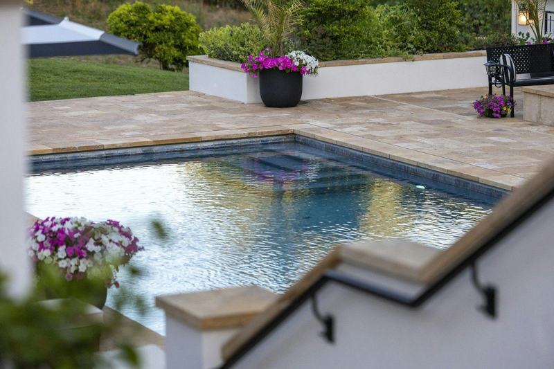 Gartenpool mit umlaufender Terrasse und Bepflanzung