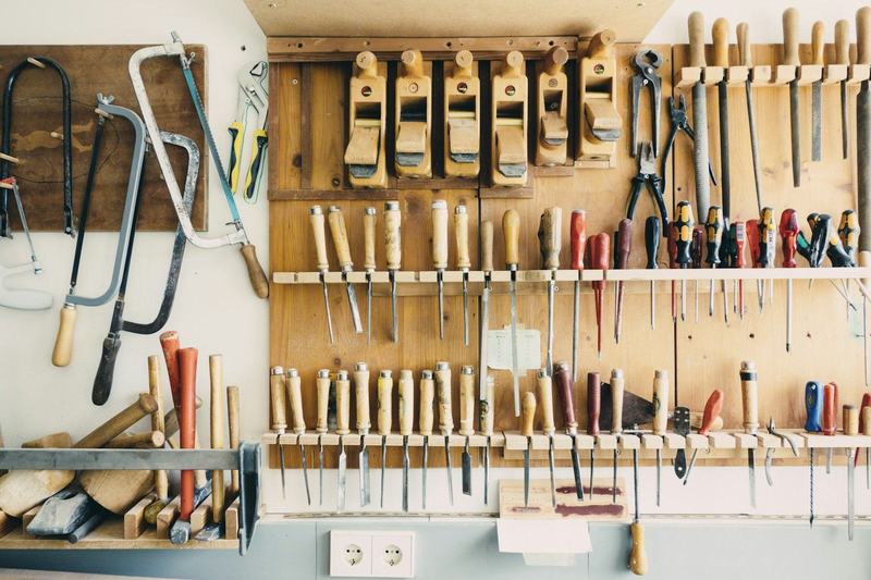 Handwerkzeug ordentlich an einer Werkstattwand aufgehängt